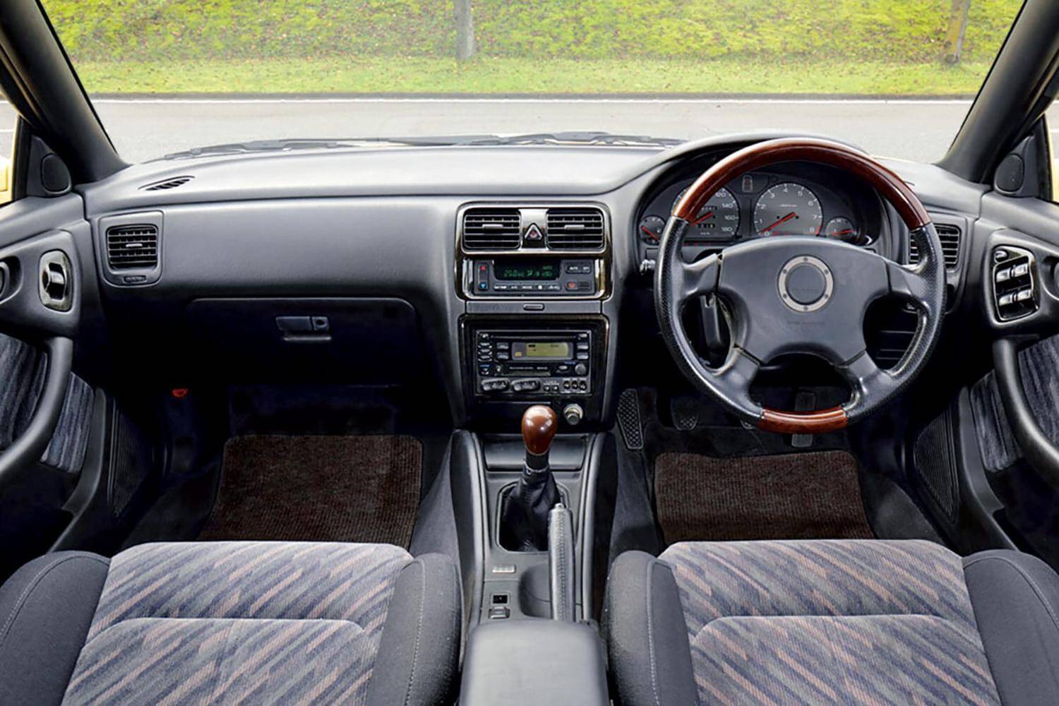 セダンなのに月販４万台！　変わり種車が５年で30万台！　驚異の「瞬間最大風速」を記録した絶版車４台