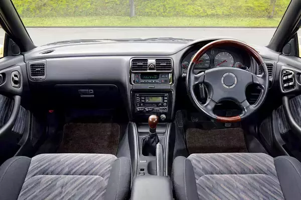 「セダンなのに月販４万台！　変わり種車が５年で30万台！　驚異の「瞬間最大風速」を記録した絶版車４台」の画像