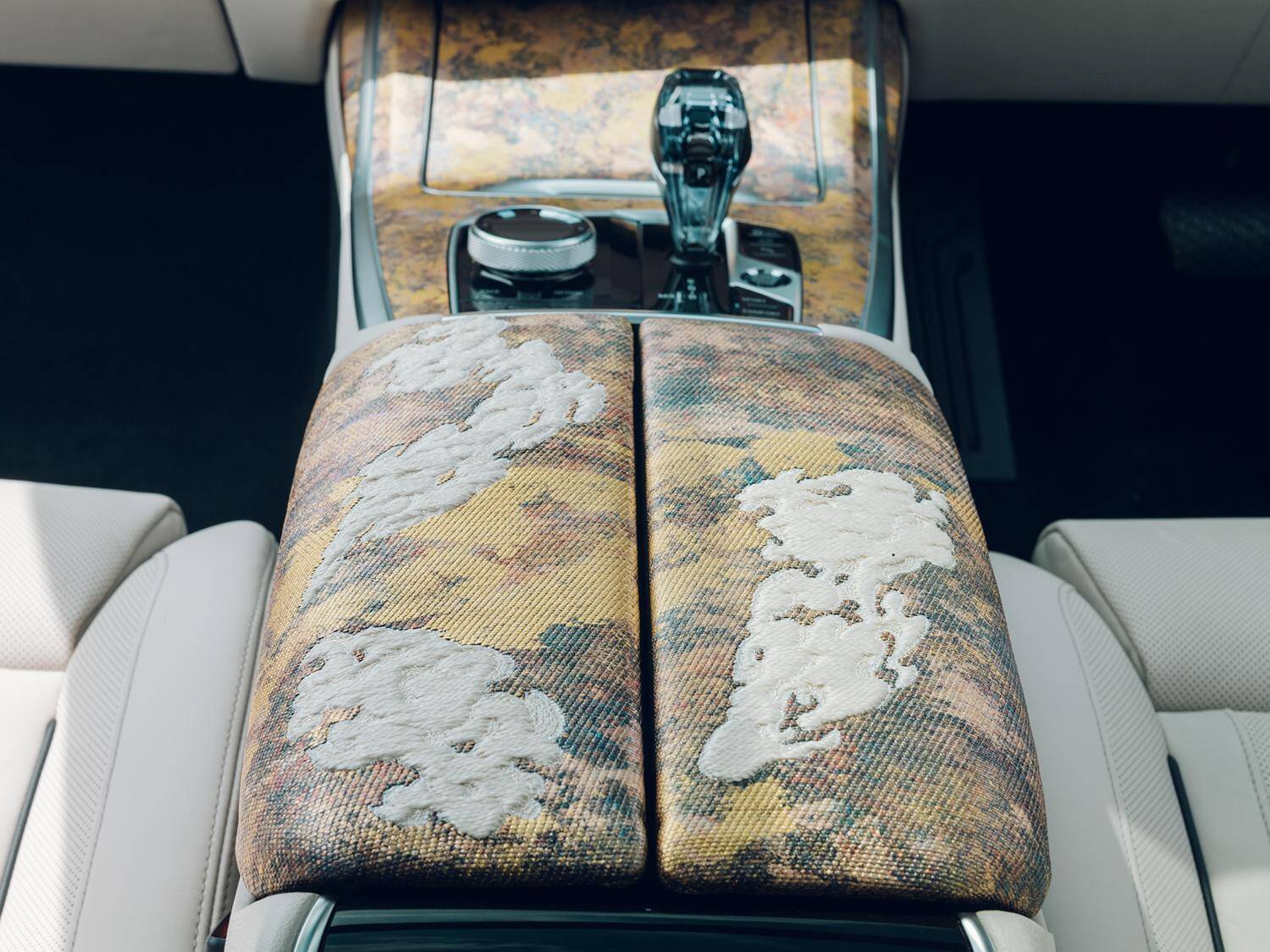 日本の伝統技術と最高峰SUVが融合した奇跡の1台！　BMW X7西陣エディションが登場