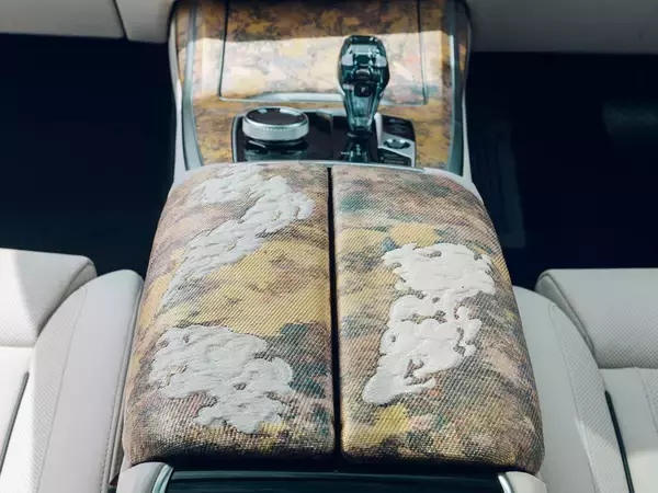 「日本の伝統技術と最高峰SUVが融合した奇跡の1台！　BMW X7西陣エディションが登場」の画像