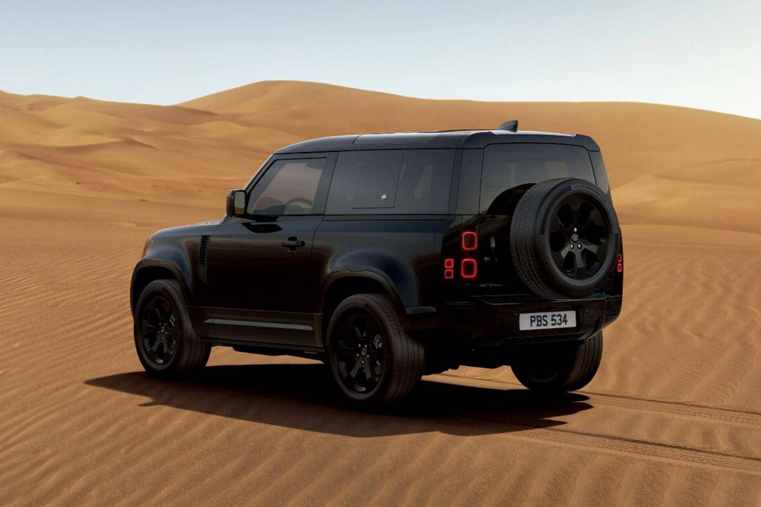 大人気のディフェンダーに黒い特別仕様車！　日本独自の企画によるダブルオーブラック エディションを限定発売