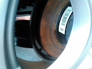 たった一晩で「赤く」なることも！　クルマのブレーキローターが秒で「錆びる」ワケ