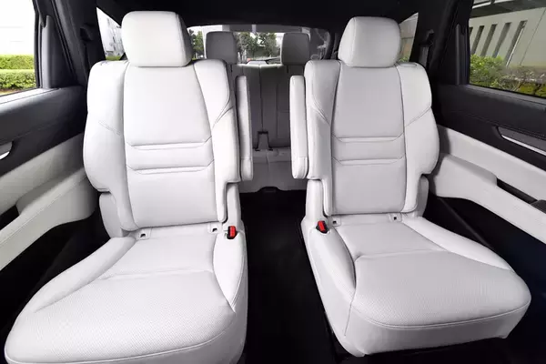 「赤字覚悟の出血大サービスか？　中身を見るとどう考えても「激安すぎる」クルマ４選」の画像