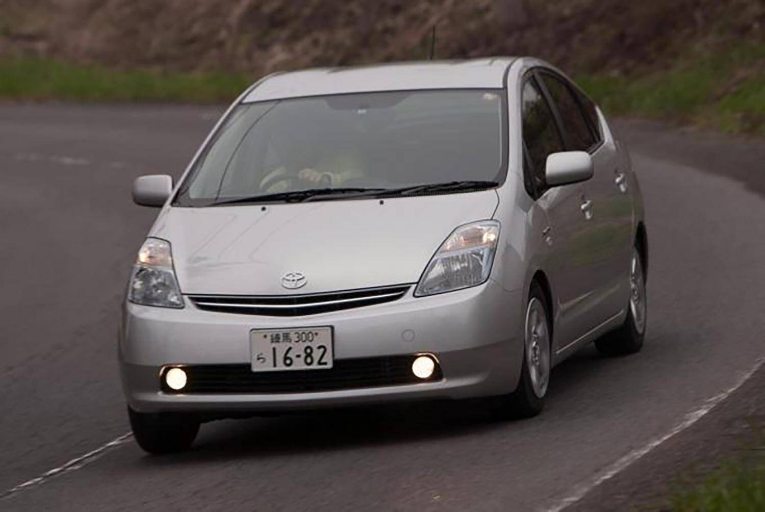 新型登場から２年経ってもまだ「旧型」も売り続けるカローラ！　狙いと需要はドコにあるのか？