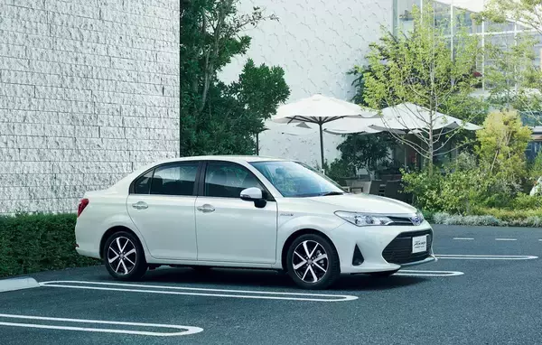 「新型登場から２年経ってもまだ「旧型」も売り続けるカローラ！　狙いと需要はドコにあるのか？」の画像