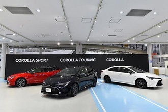 新型登場から２年経ってもまだ「旧型」も売り続けるカローラ！　狙いと需要はドコにあるのか？