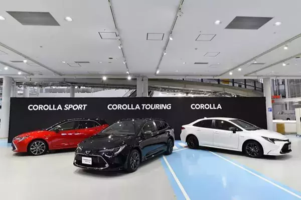 新型登場から２年経ってもまだ「旧型」も売り続けるカローラ！　狙いと需要はドコにあるのか？