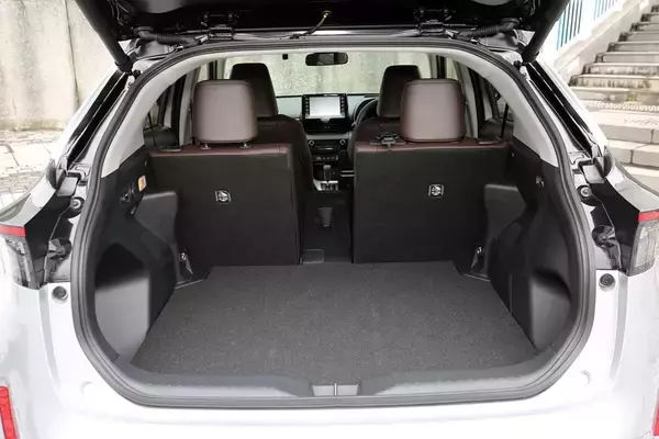 「雰囲気で買うと「ブーイング」必至！　ファミリーカーっぽいのにファミリー向きじゃないクルマ５台」の画像