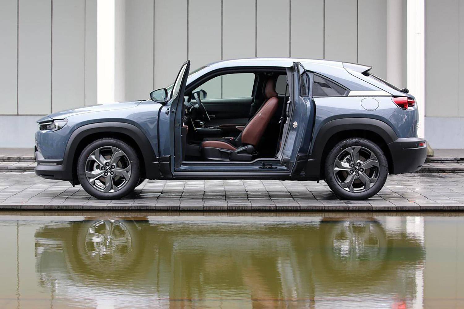 雰囲気で買うと「ブーイング」必至！　ファミリーカーっぽいのにファミリー向きじゃないクルマ５台