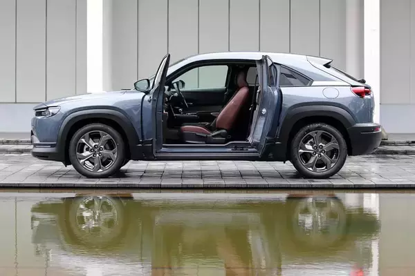 「雰囲気で買うと「ブーイング」必至！　ファミリーカーっぽいのにファミリー向きじゃないクルマ５台」の画像