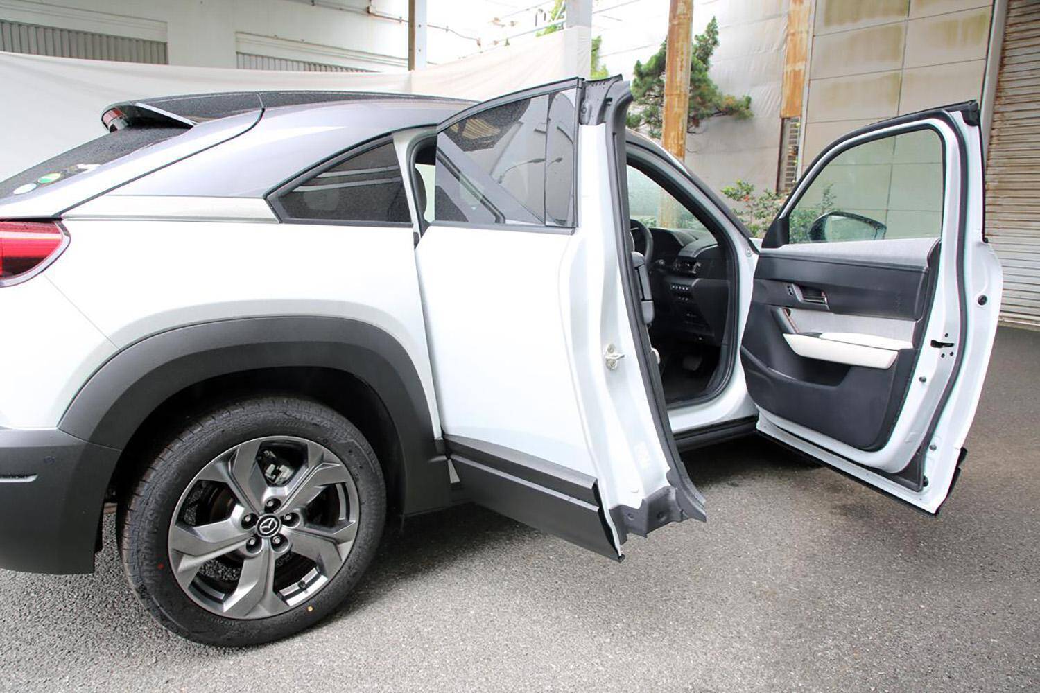 雰囲気で買うと「ブーイング」必至！　ファミリーカーっぽいのにファミリー向きじゃないクルマ５台