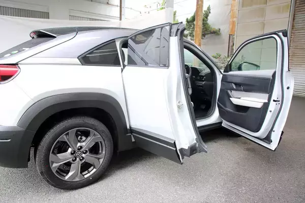 「雰囲気で買うと「ブーイング」必至！　ファミリーカーっぽいのにファミリー向きじゃないクルマ５台」の画像