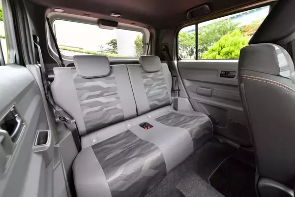 「雰囲気で買うと「ブーイング」必至！　ファミリーカーっぽいのにファミリー向きじゃないクルマ５台」の画像