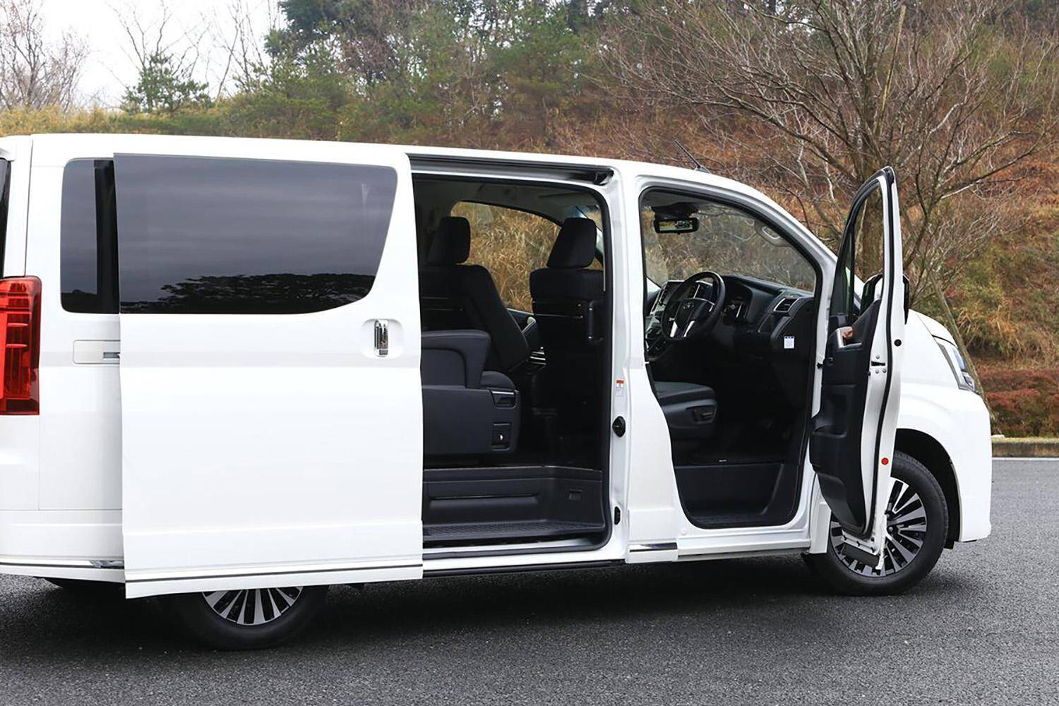 雰囲気で買うと「ブーイング」必至！　ファミリーカーっぽいのにファミリー向きじゃないクルマ５台