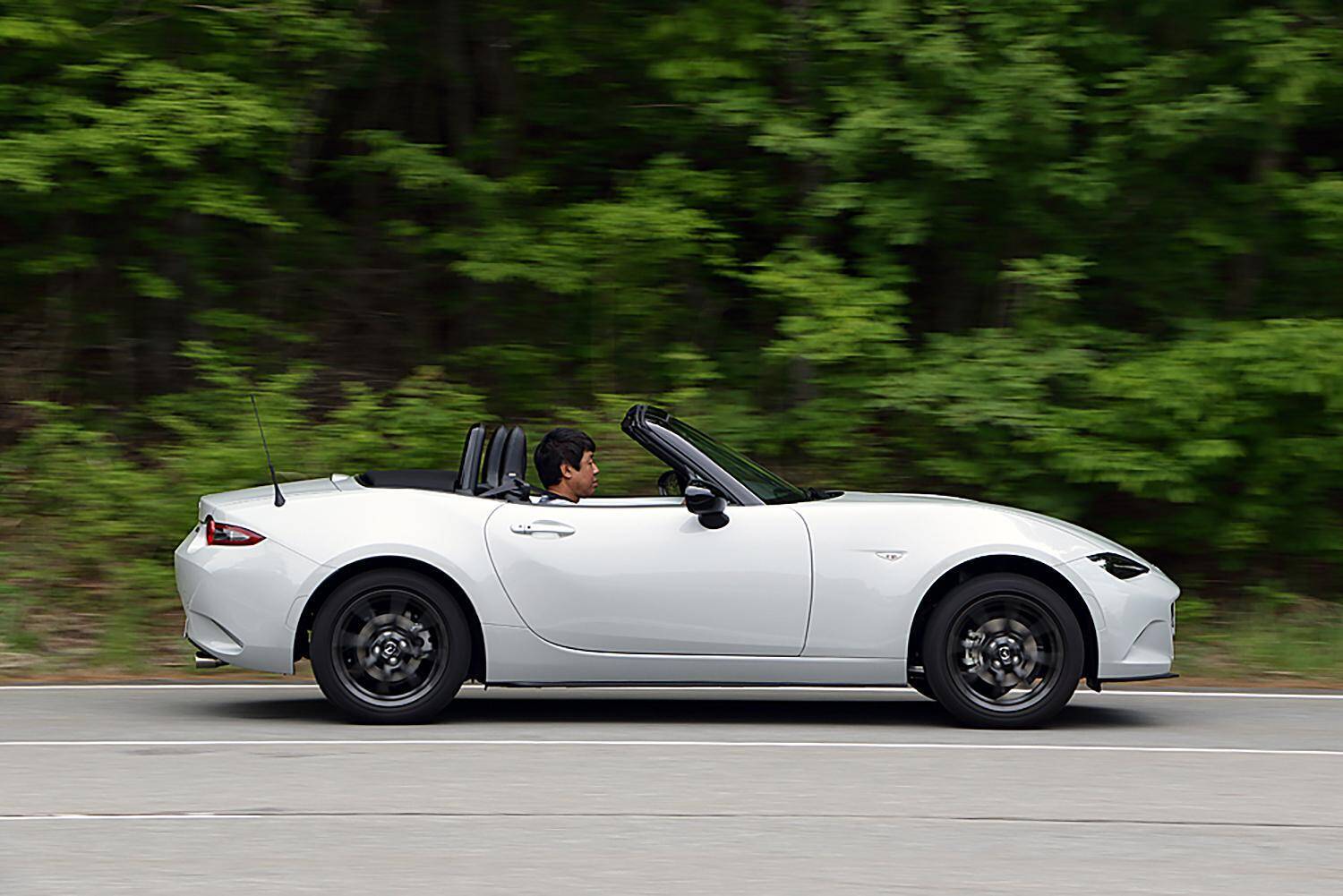 「マツダ」がメルセデス・ベンツもBMWもポルシェもホンダも動かした！　ライバルを見ると「ロードスター」の偉大さに圧倒される