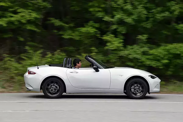 「「マツダ」がメルセデス・ベンツもBMWもポルシェもホンダも動かした！　ライバルを見ると「ロードスター」の偉大さに圧倒される」の画像