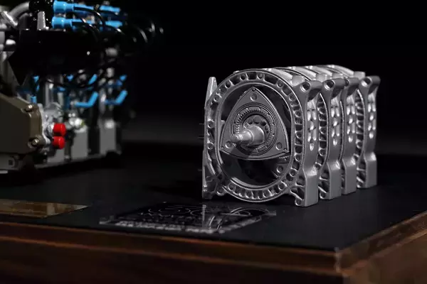 「ル・マン優勝30周年記念アイテム！　787Bに搭載された「R26B」エンジンを再現した究極の１／６スケールモデルが登場！」の画像