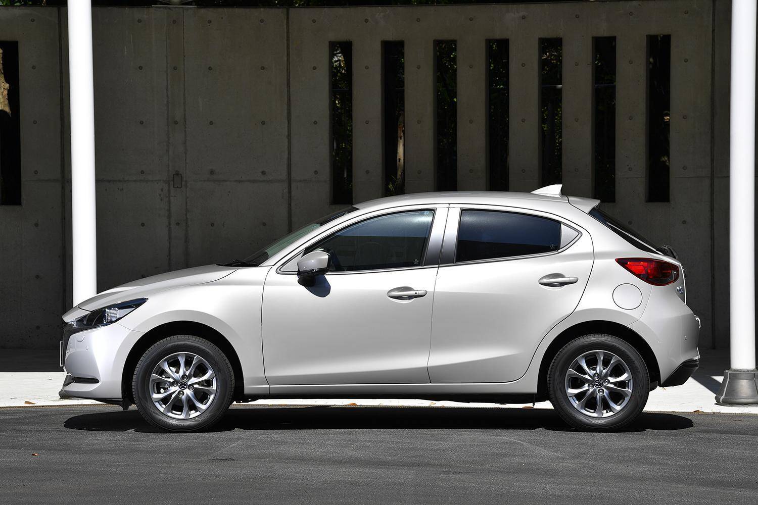 新鋭「シャークフィン」が登場しても「ロッドアンテナ」も現役！　なぜクルマのアンテナは２種が混在するのか