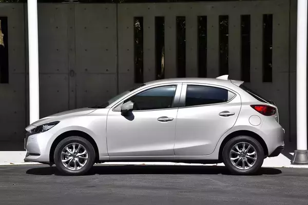 「新鋭「シャークフィン」が登場しても「ロッドアンテナ」も現役！　なぜクルマのアンテナは２種が混在するのか」の画像