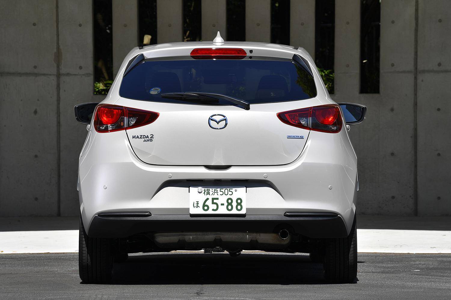 新鋭「シャークフィン」が登場しても「ロッドアンテナ」も現役！　なぜクルマのアンテナは２種が混在するのか