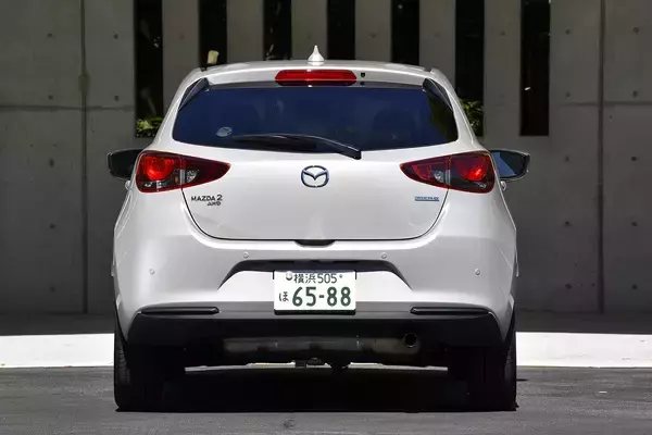 「新鋭「シャークフィン」が登場しても「ロッドアンテナ」も現役！　なぜクルマのアンテナは２種が混在するのか」の画像