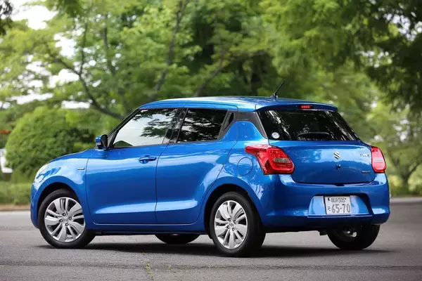 新鋭「シャークフィン」が登場しても「ロッドアンテナ」も現役！　なぜクルマのアンテナは２種が混在するのか