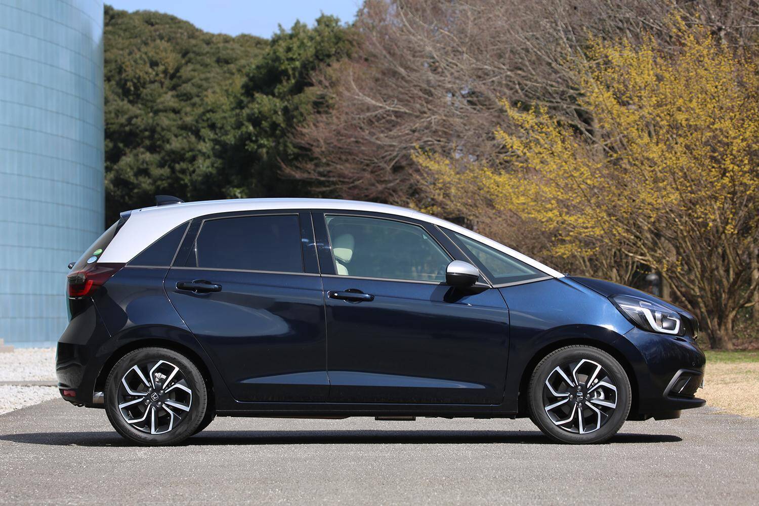 新鋭「シャークフィン」が登場しても「ロッドアンテナ」も現役！　なぜクルマのアンテナは２種が混在するのか