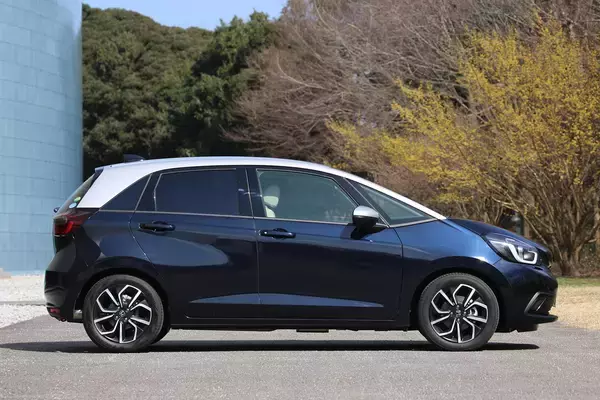 「新鋭「シャークフィン」が登場しても「ロッドアンテナ」も現役！　なぜクルマのアンテナは２種が混在するのか」の画像