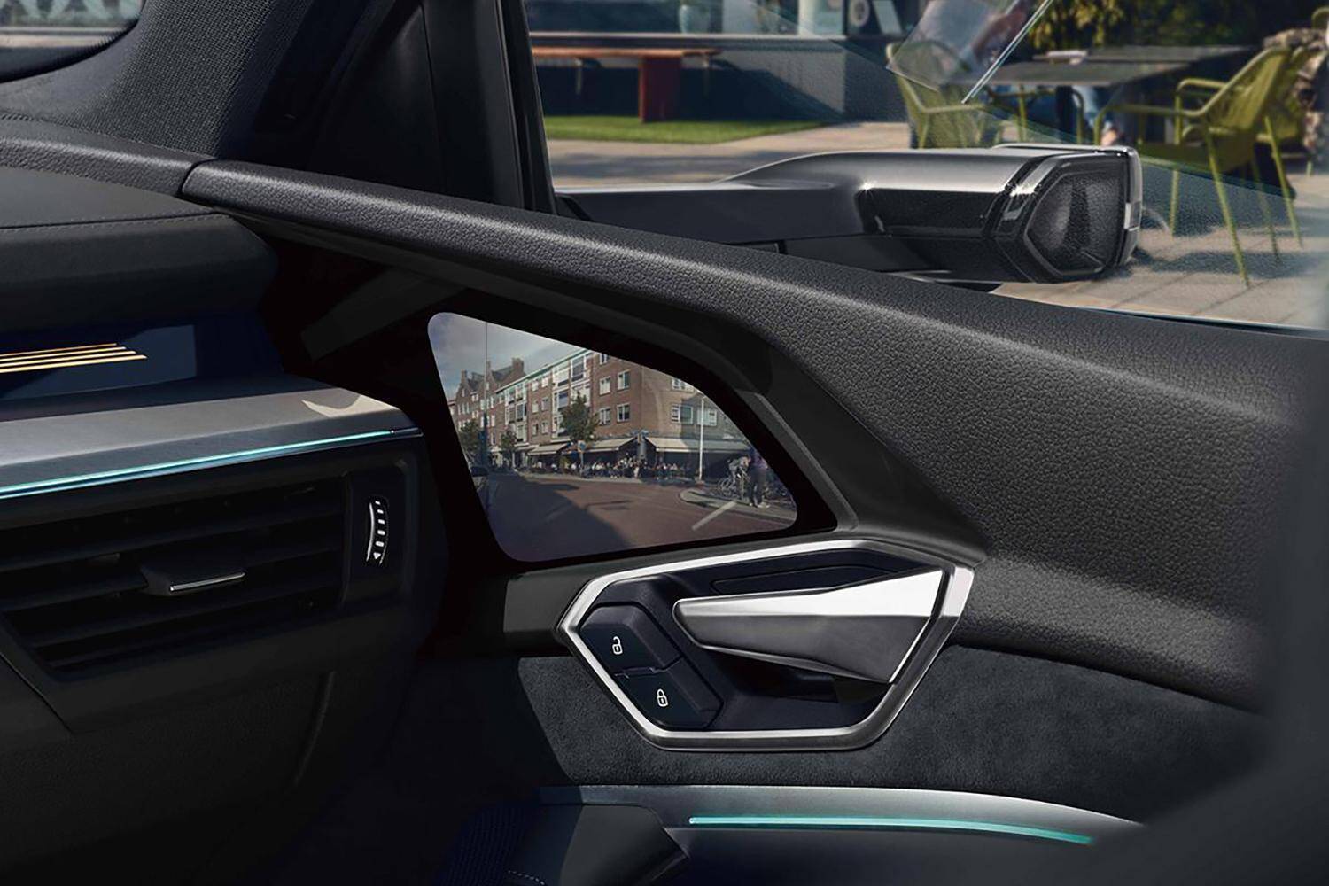 残念ながら「画期的な装備」とはならず！　「カメラ式サイドミラー」３年経っても広まらないワケ