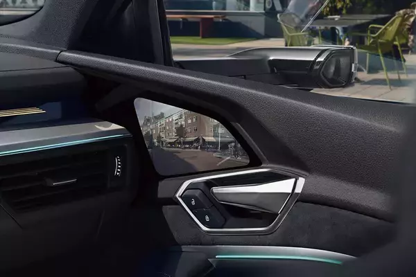 「残念ながら「画期的な装備」とはならず！　「カメラ式サイドミラー」３年経っても広まらないワケ」の画像