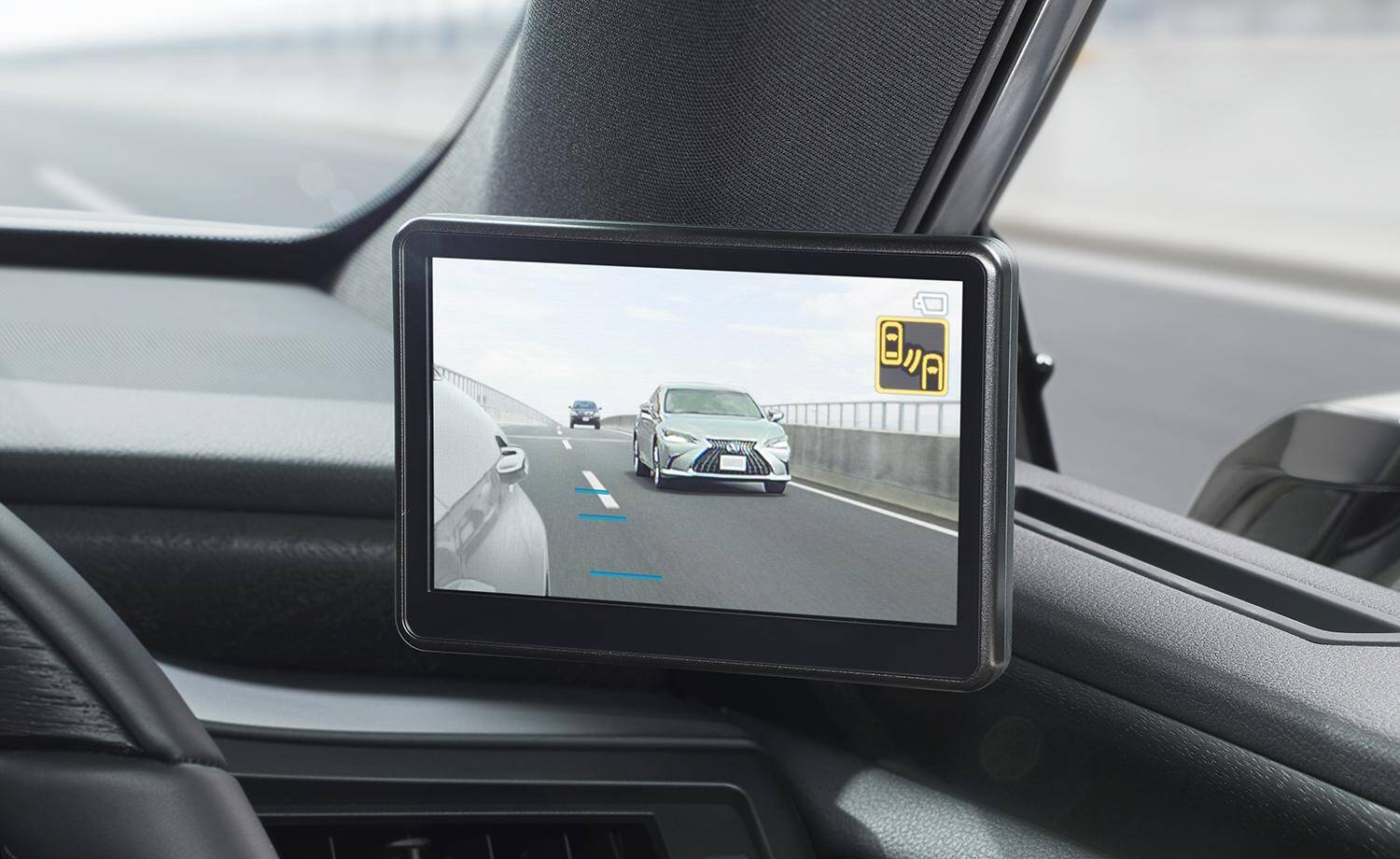 残念ながら「画期的な装備」とはならず！　「カメラ式サイドミラー」３年経っても広まらないワケ