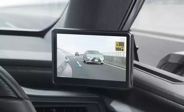 「残念ながら「画期的な装備」とはならず！　「カメラ式サイドミラー」３年経っても広まらないワケ」の画像