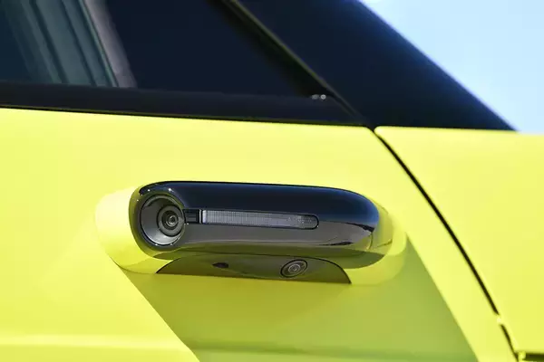 「残念ながら「画期的な装備」とはならず！　「カメラ式サイドミラー」３年経っても広まらないワケ」の画像