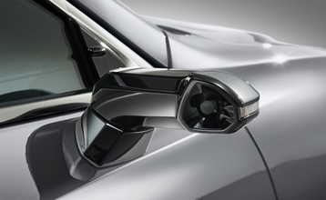 残念ながら「画期的な装備」とはならず！　「カメラ式サイドミラー」３年経っても広まらないワケ