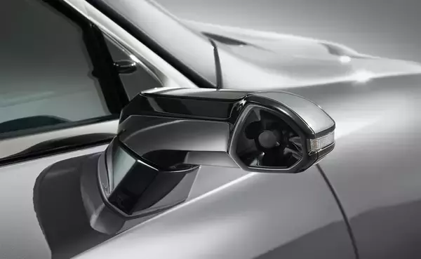 残念ながら「画期的な装備」とはならず！　「カメラ式サイドミラー」３年経っても広まらないワケ