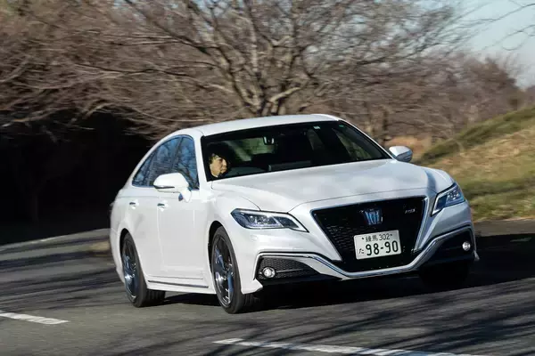 「ついに現行クラウンのパトカーが登場！　要件を満たさないと言われた「トランク容量が小さい問題」はどうなった？」の画像