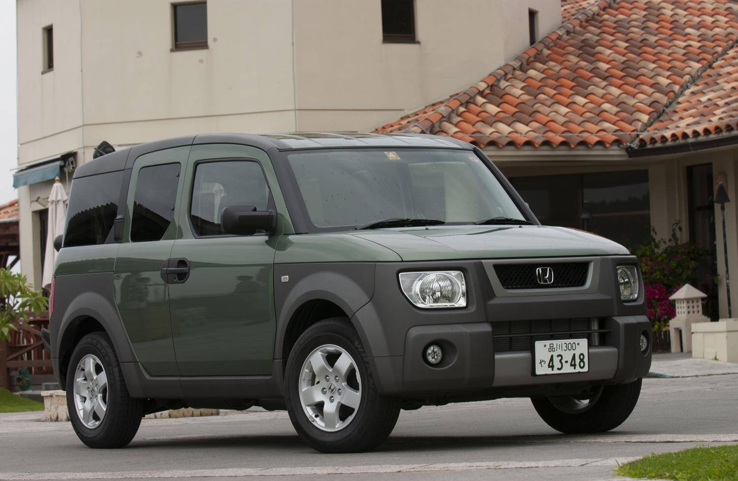 大ヒット車の陰でひっそり消える悲しきモデルも！　月販二桁・三桁の「モテない」クルマの特徴４選