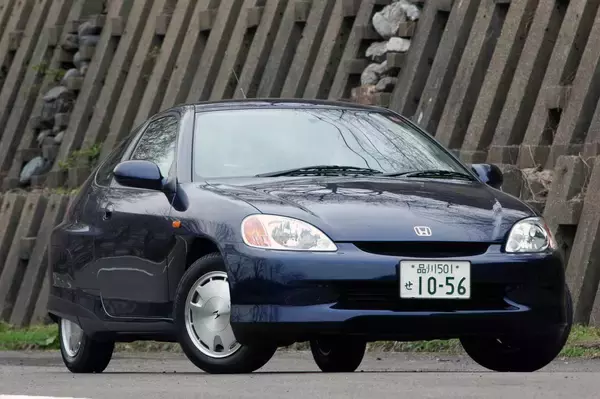 「大ヒット車の陰でひっそり消える悲しきモデルも！　月販二桁・三桁の「モテない」クルマの特徴４選」の画像