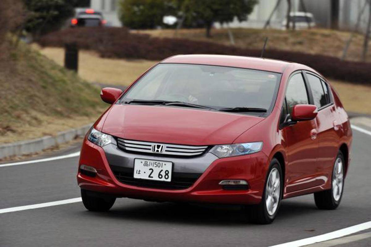 大ヒット車の陰でひっそり消える悲しきモデルも！　月販二桁・三桁の「モテない」クルマの特徴４選