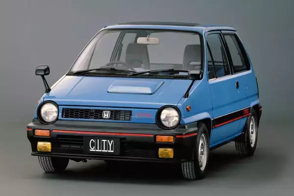 「速さアピールでもカッコつけでもなかった！　ボンネットの「穴」や「コブ」の役割とは」の画像