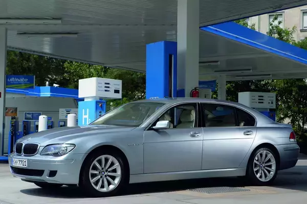 「エンジン車の根絶が「正解」は視野が狭すぎる！　EV化以外にもあるクルマの進む道」の画像