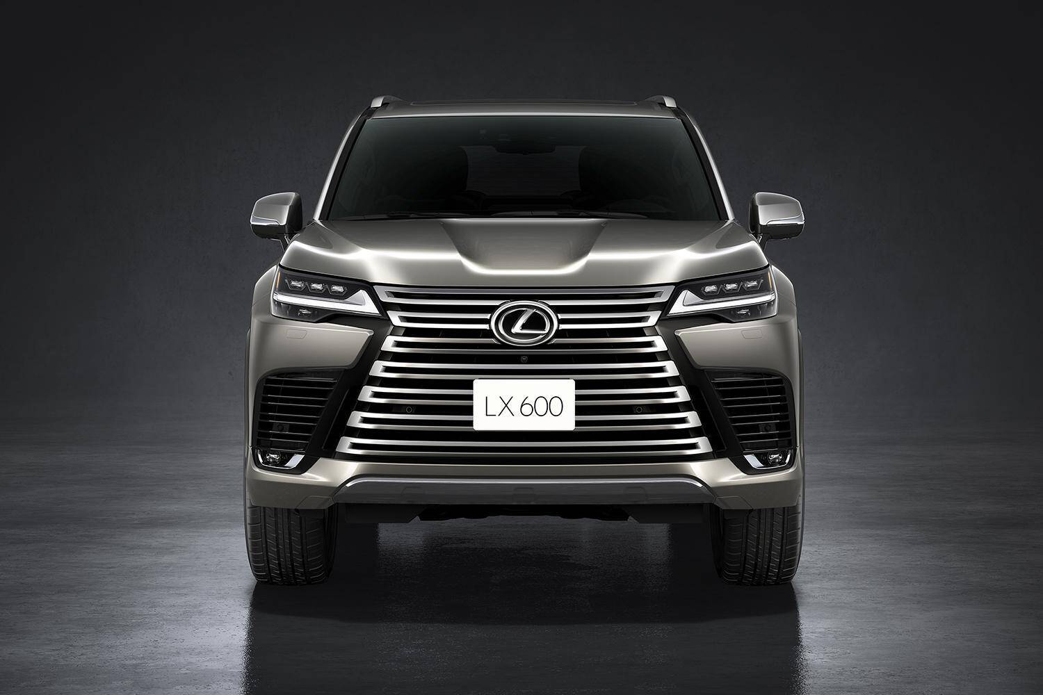 7組のフローティングバーによる新スピンドルグリルで超オラ顔！　日本発売は2022年初頭予定のレクサスLXを公開