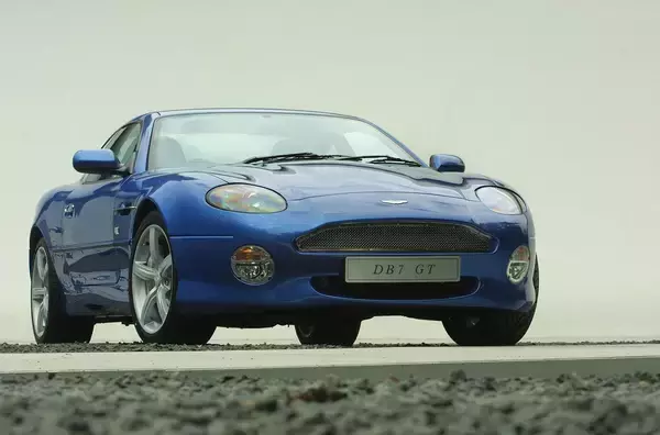 「このランプにこのドアハンドル見たことある！　ウン千万級スーパーカーなのに日本車の「部品」が流用されているクルマ４台」の画像