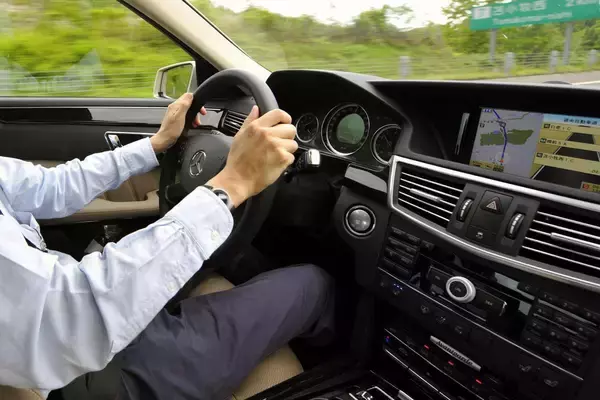 「ほとんどの輸入車に右ハンドルが用意されるいまでも「輸入車は左ハンドル主義！」な人が存在するワケ」の画像