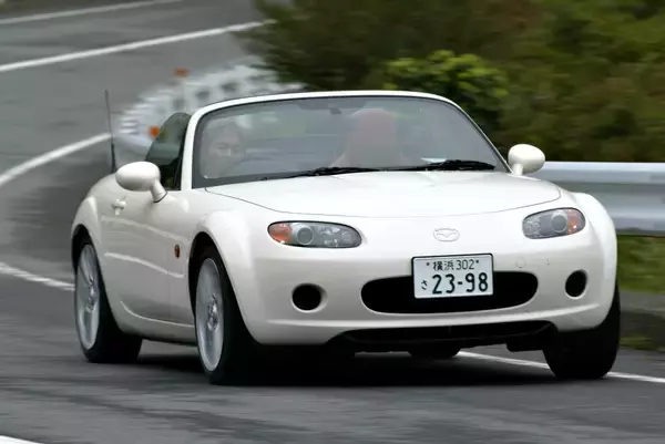 「ほとんどの輸入車に右ハンドルが用意されるいまでも「輸入車は左ハンドル主義！」な人が存在するワケ」の画像