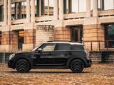 「大人な”ブラック”が輝く特別仕様車！　MINI Crossover Shadow Editionが登場」の画像1