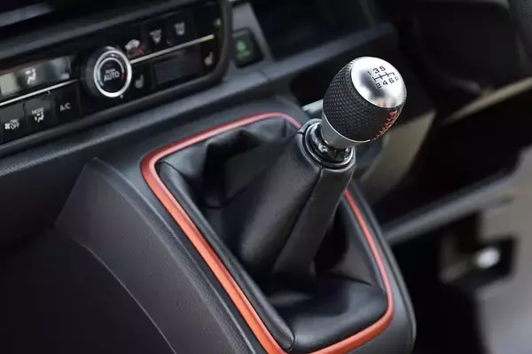 「70%に達する猛者も！　「クルマ好きって多かったのね」って安心する「MT販売比率」の高い国産車５選」の画像