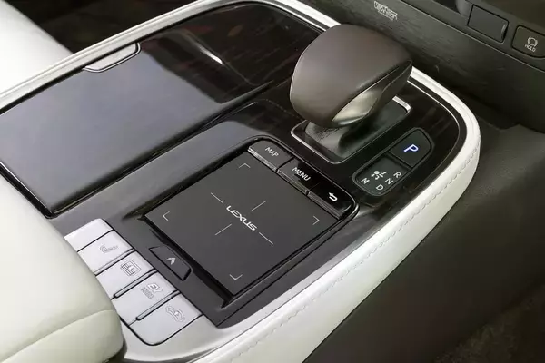 「画期的装備！　のハズが見かけない？　イマイチ馴染まず「消えゆく」クルマの悲しい装備たち」の画像