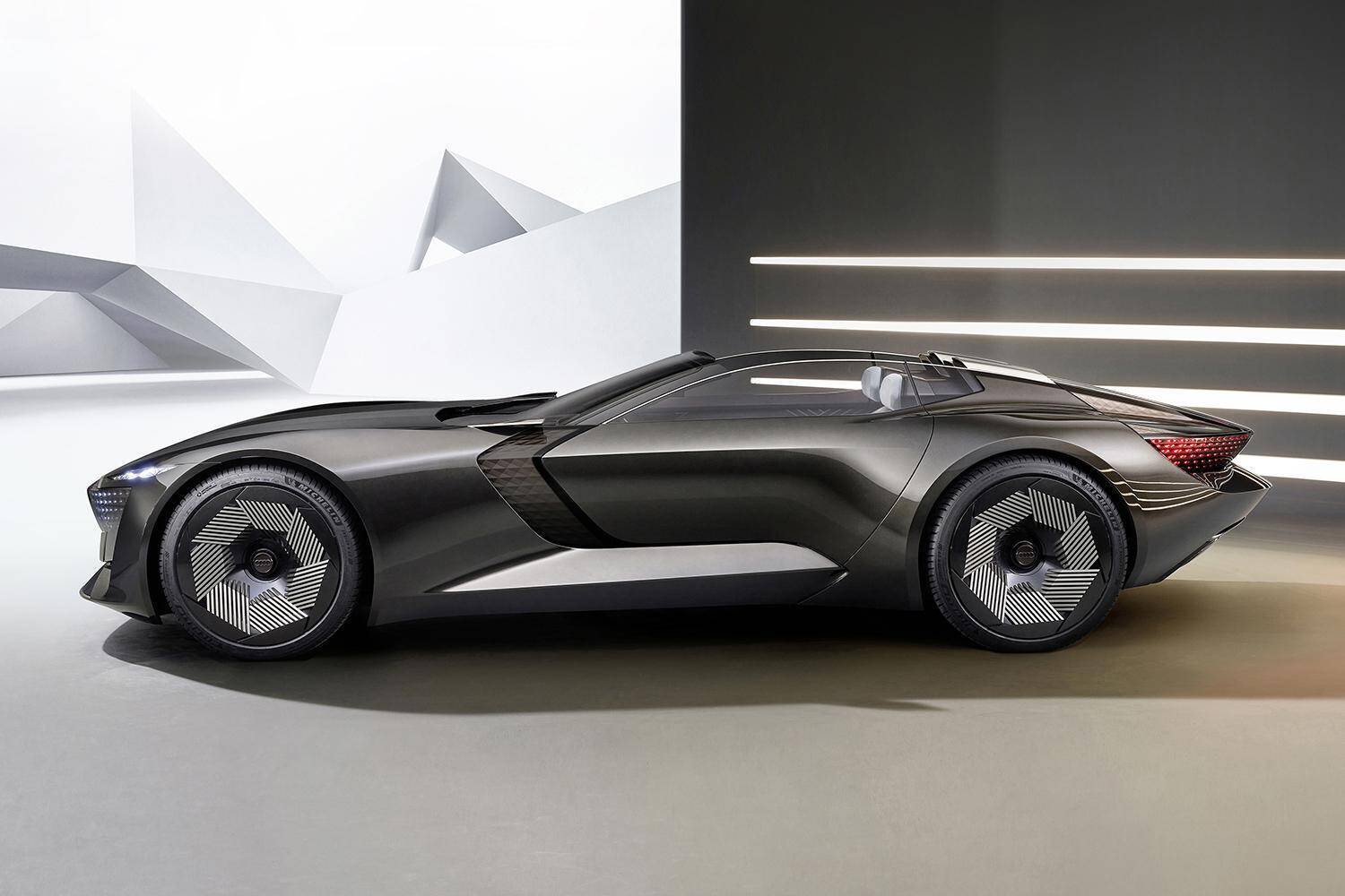 超ハイテク「しゃくとり虫」！　ボディが伸び縮みする「アウディ・スカイスフィア」は何目的のコンセプト？