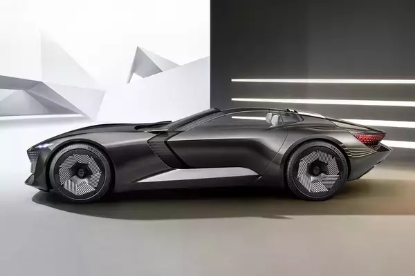 「超ハイテク「しゃくとり虫」！　ボディが伸び縮みする「アウディ・スカイスフィア」は何目的のコンセプト？」の画像